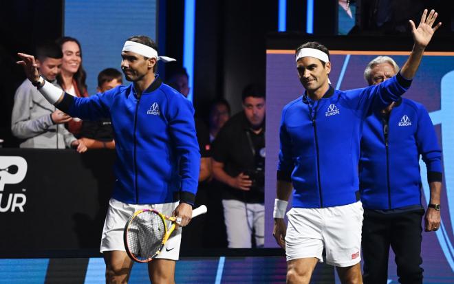 Rafa Nadal y Roger Federer, en la despedida del suizo en la Laver Cup (Foto: EFE).