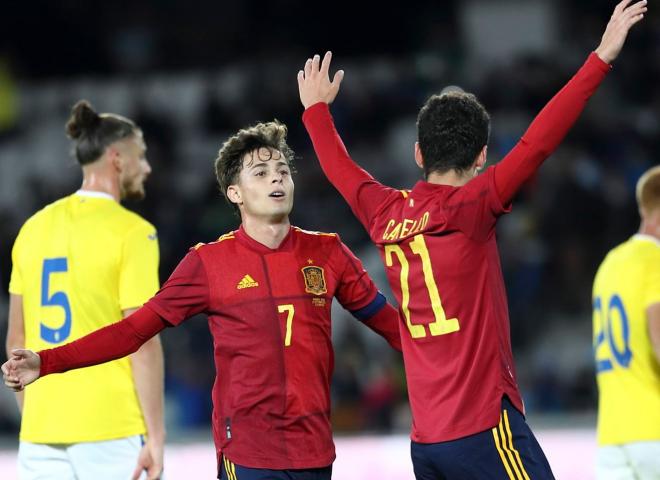Rodrigo Riquelme y Sergio Camello celebran un gol con España sub 21 (Foto: EFE).