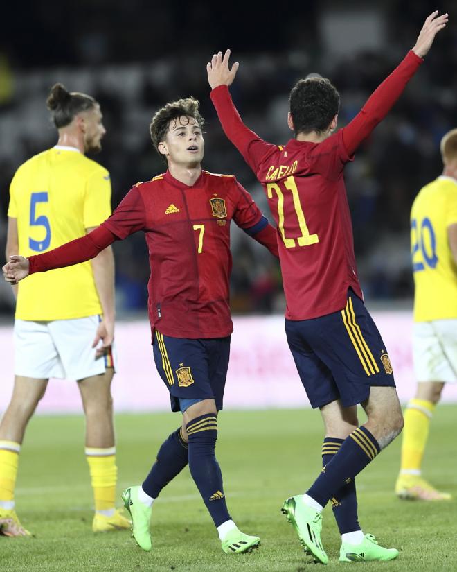 Rodrigo Riquelme y Sergio Camello celebran un gol con España sub 21 (Foto: EFE).