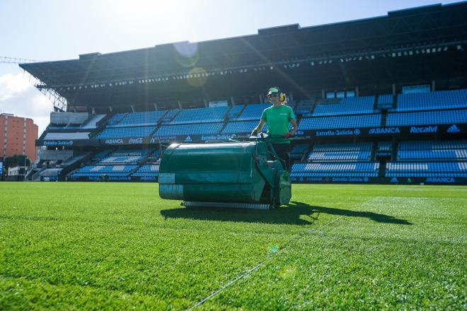 Mantenimiento del césped en Balaídos (Foto: RC Celta).