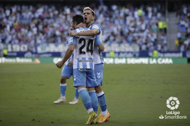 Álex Gallar abraza a Rubén Castro para celebrar el gol al Villarreal B (Foto: LaLiga).