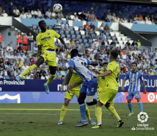 N'Diaye intenta cabecear un balón aéreo en el Málaga-Villarreal B (Foto: LaLiga).