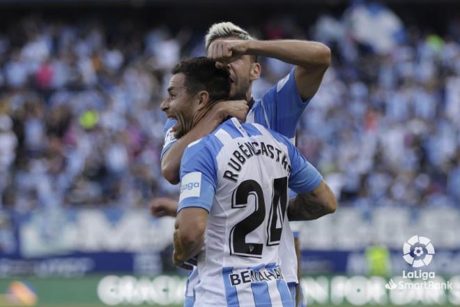 Álex Gallar celebra con Rubén Castro el gol al Villarreal B (Foto: LaLiga).