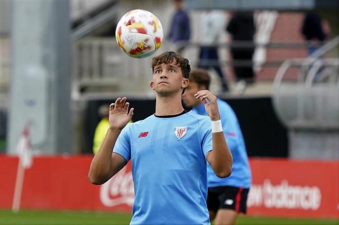 El cachorro Luis Bilbao juega con el balón en Lezama (Foto: Athletic Club).