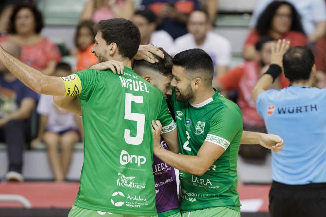 Los jugadores del UMA Antequera celebran uno de los goles al ElPozo Murcia (Foto: Pascu Méndez).