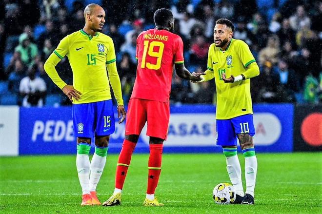 Iñaki Williams, de Ghana, discute con Neymar, de Brasil, en Le Havre.