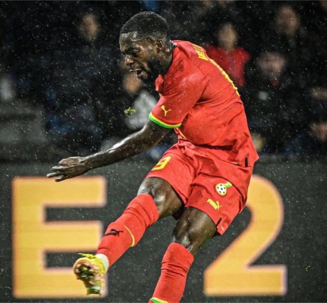 El jugador del Athletic Club Iñaki Williams dispara a puerta en su debut con Ghana.