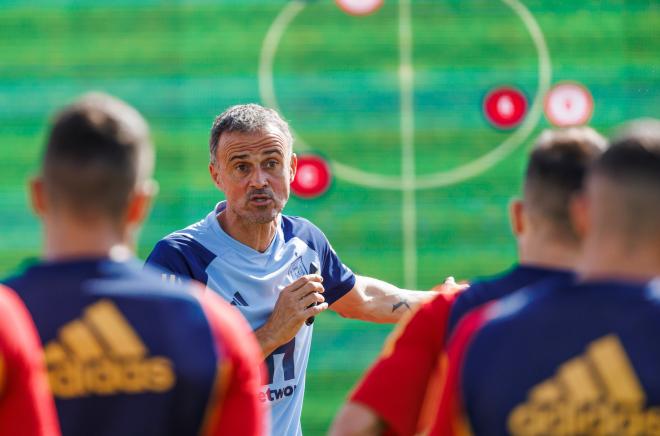 Luis Enrique da instrucciones en un entrenamiento de la selección española (Foto: SeFutbol).