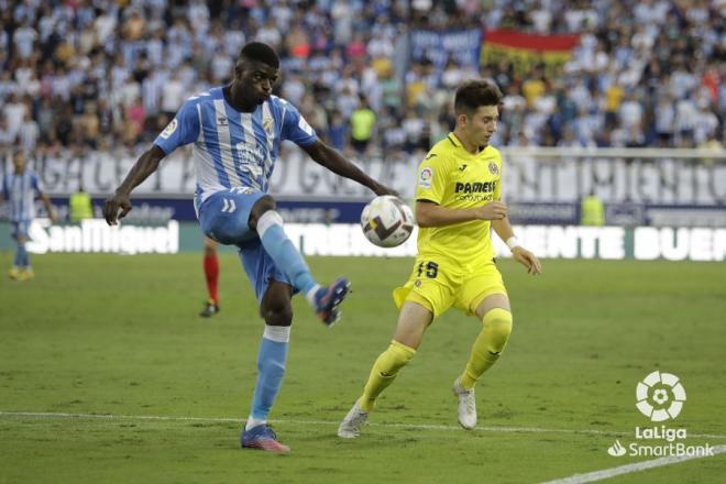 Moussa recibe el balón ante un rival (Foto: LaLiga).