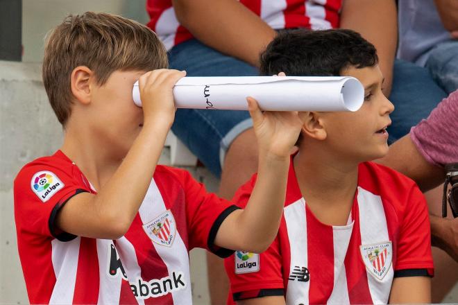 Niños athleticzales contemplan un partido de sus Leones desde la grada (Foto: Athletic Club).