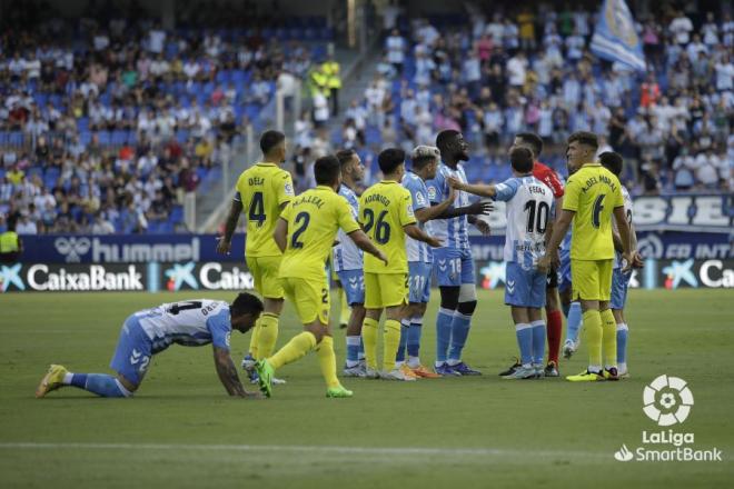 Varios jugadores del Málaga protestan al árbitro ante el Villarreal B (Foto: LaLiga).