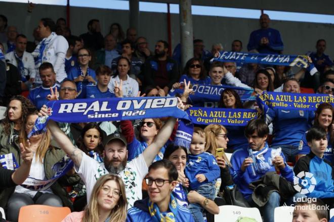 Aficionados del Real Oviedo desplazados a Anxo Carro (Foto: LaLiga)