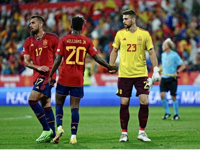 Nico Williams saluda al portero Unai Simón tras debutar con España (Foto: @SEfutbol).