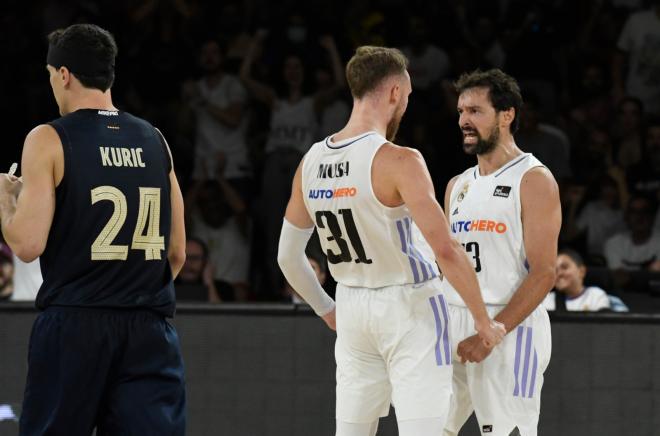 Llull celebra con Musa en la final de la Supercopa de España (Foto: Kiko Hurtado).