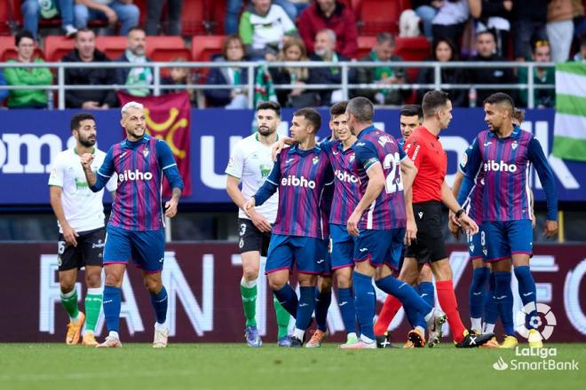Los jugadores del Eibar celebran un gol ante el Racing de Santander (Foto: LaLiga).