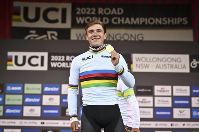 Remco Evenepoel celebra su victoria en el Mundial de 2022 (Foto: Cordon Press).