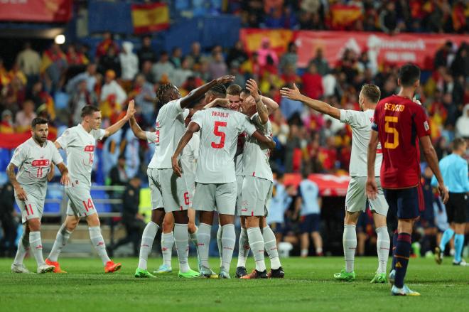Los jugadores de Suiza celebran un gol a España (Foto: Cordon Press).