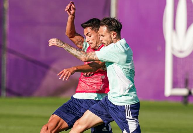 Lucas Rosa e Iván Sánchez pugnan en el entrenamiento (Foto: Real Valladolid).