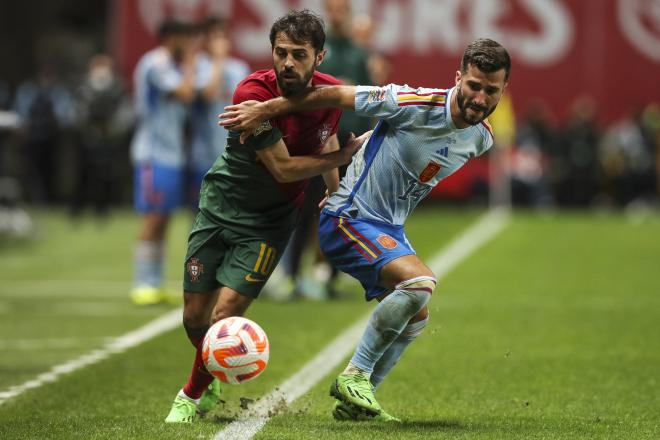Gayá cubre un balón ante Bernardo Silva en el Portugal-España (Foto: EFE).