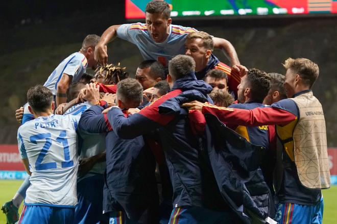 Los jugadores de España celebran la victoria y el gol de Morata en Portugal (Foto: EFE).