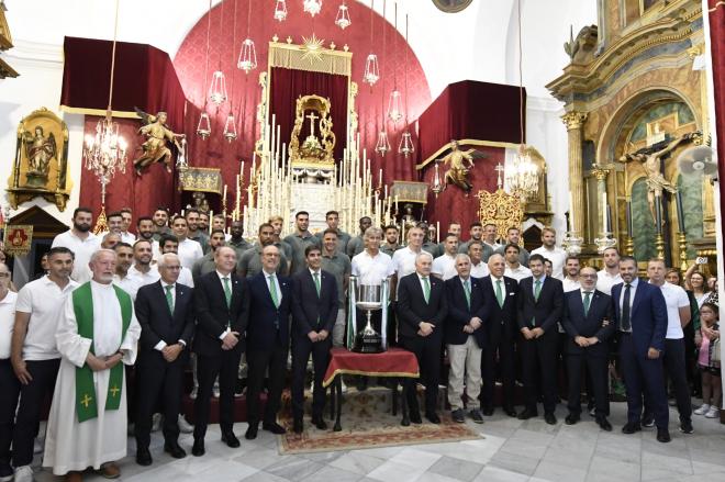 La plantilla del Real Betis en la ofrenda en Villaverde (Foto: Kiko Hurtado)
