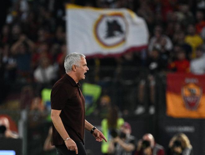 Mourinho, entrenador de la Roma, en un encuentro reciente (Foto: Cordon Press).