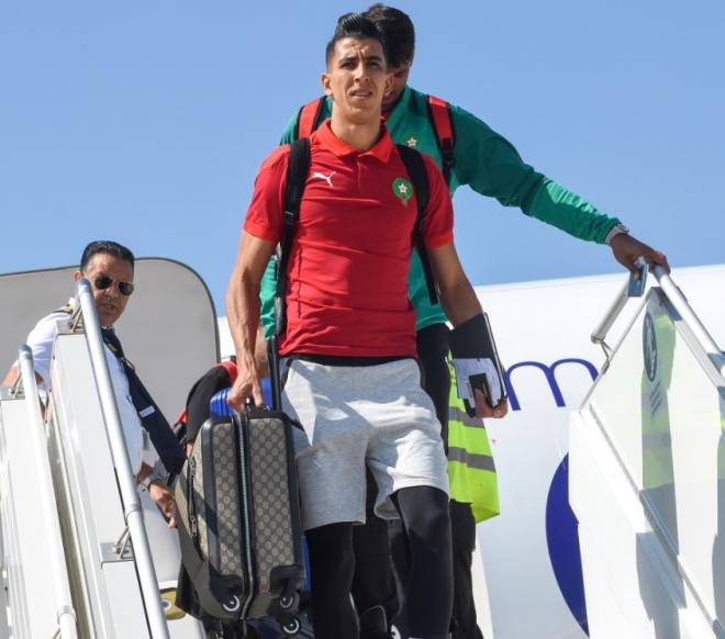 El Yamiq se baja del avión (Foto: Selección de Marruecos).