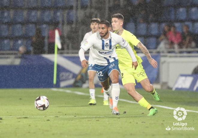 Cristo González presiona en el Tenerife-Sporting de Gijón (Foto: LaLiga).