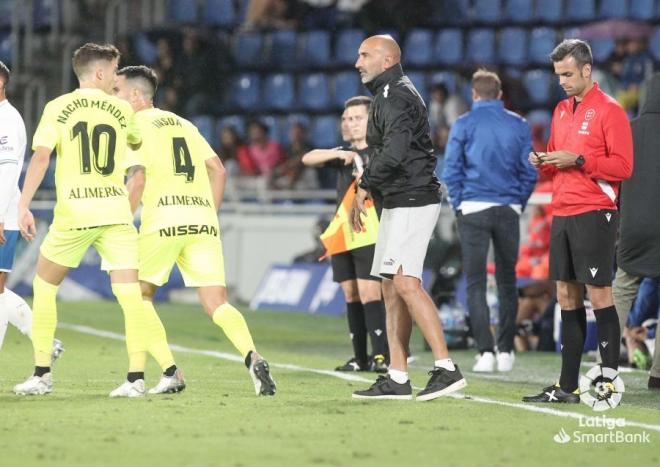 Abelardo da instrucciones a Nacho Mëndez e Insua en el Tenerife-Sporting de Gijón (Foto: LaLiga).