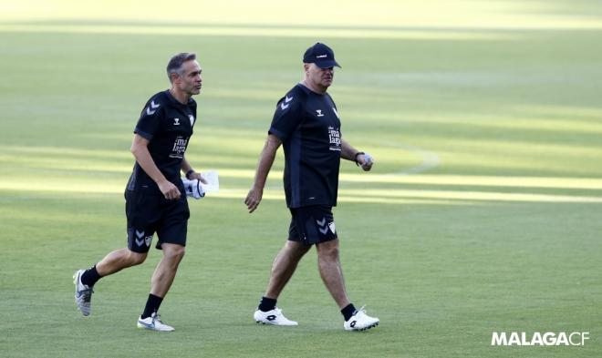 Pepe Mel y Nacho Pérez, durante un entrenamiento del Málaga (Foto: MCF).