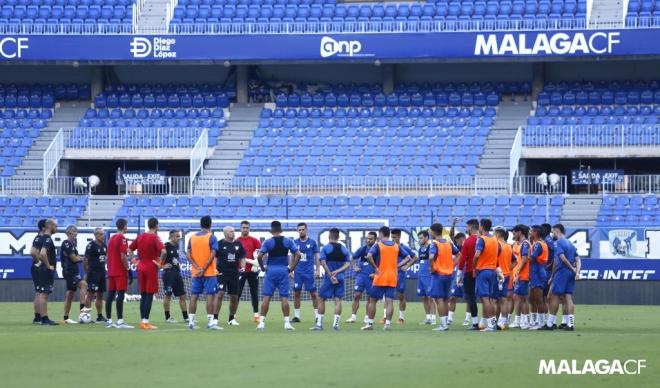 Pepe Mel se dirige a sus jugadores durante un entrenamiento en La Rosaleda (Foto: Málaga CF).