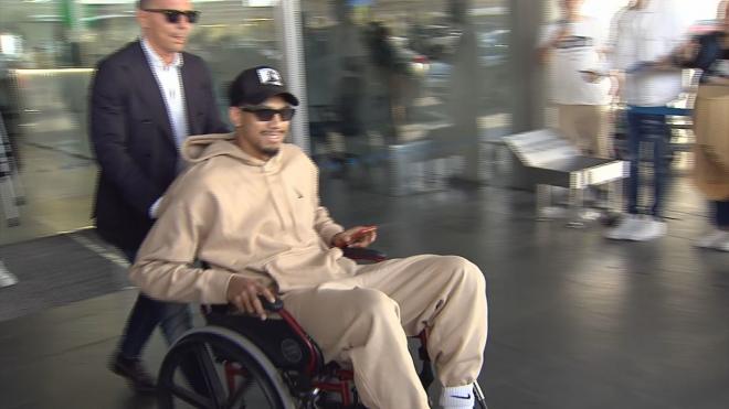 Ronald Araujo llega en silla de ruedas a Barcelona tras su operación.