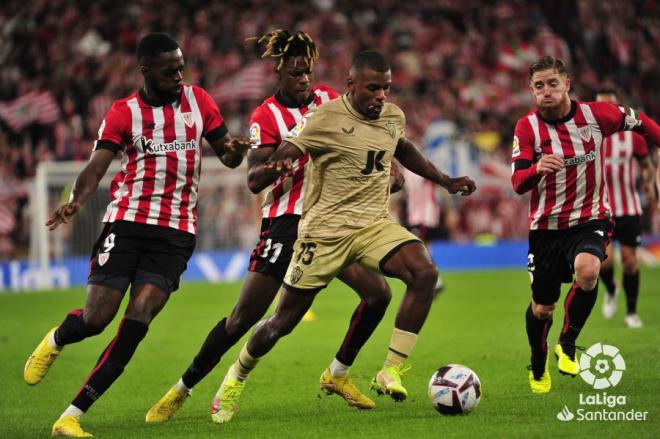 Muniain e Iñaki y Nico Williams presionan a un rival en el Athletic-Almería (Foto: LaLiga)