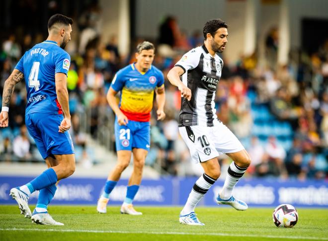 Iborra controla el balón ante el Andorra (Foto: Levante UD)