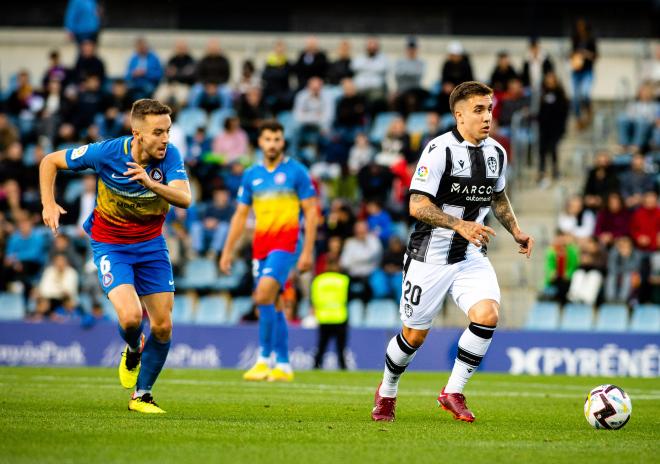 Joni Montiel controla el balón ante el Andorra.