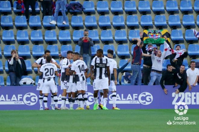 Aficionados del Levante celebran el gol de Brugui al Andorra junto a los jugadores (Foto: LaLiga)