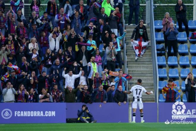 Brugui celebra su gol con la afición del Levante desplazada a Andorra durante el enfrentamiento de ambos equipos en LaLiga (Foto: LaLiga)