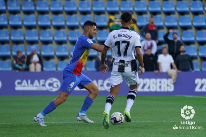 Brugui encima a un rival en el Andorra-Levante (foto: LaLiga)