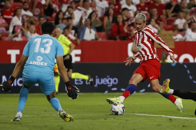 Disparo de Griezmann en el Sevilla-Atlético de Madrid (FOTO: EFE).