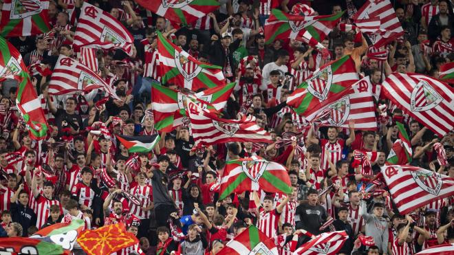 La grada de animación de San Mamés despliega sus banderas (Foto: Athletic Club).