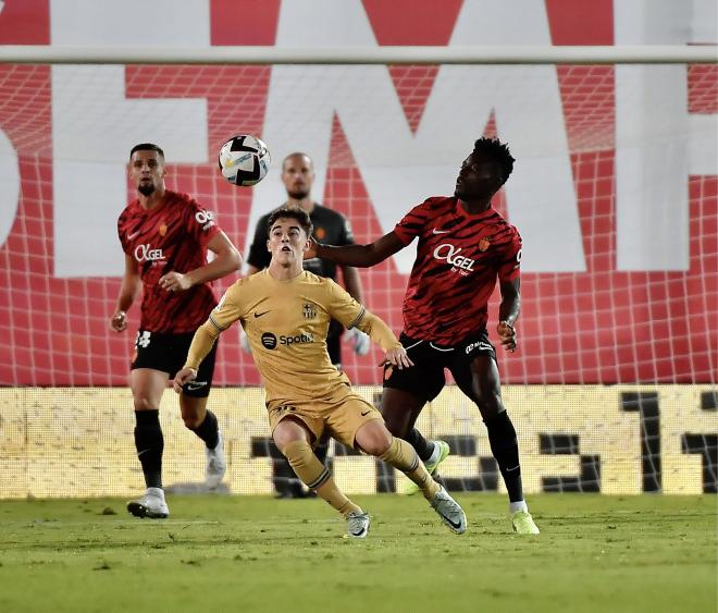 Gavi lucha un balón en el Mallorca-Barcelona (FOTO: Cordón Press).