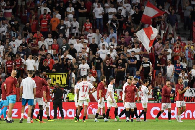 Los jugadores del Sevilla piden disculpa tras la derrota (Foto: Kiko Hurtado).