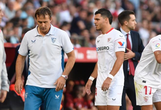 Karim Rekik sufrió una lesión en el duelo entre Sevilla FC y  Atlético de Madrid (Foto: Kiko Hurtado).