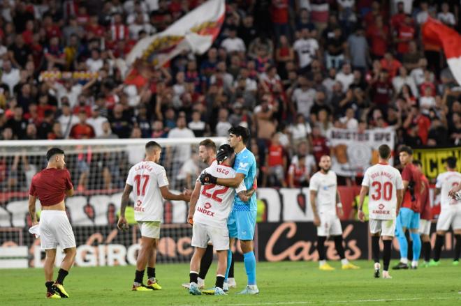 La plantilla del Sevilla, tras la derrota ante el Atlético de Madrid (Foto: Kiko Hurtado).