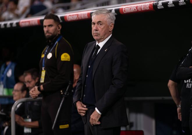 Ancelotti, en el banquillo del Santiago Bernabéu (Foto: Cordon Press).
