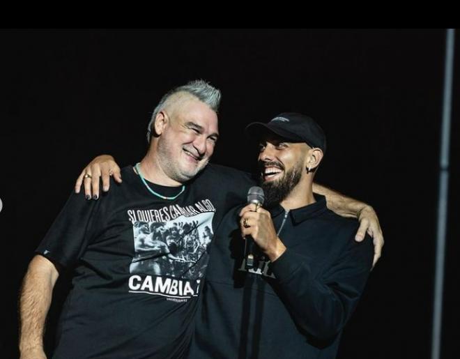 Borja Iglesias junto a Kase O en el concierto que el rapero ofreció en Sevilla (Foto: Marcos Cebri