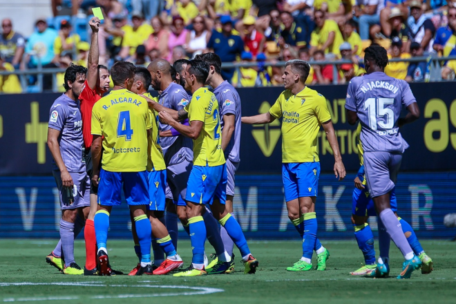 Varios jugadores del Cádiz, en el partido ante el Villarreal (Foto: LaLiga).