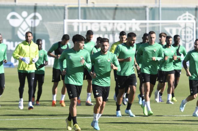 Los jugadores del Betis, durante un entrenamiento  (Foto: Kiko Hurtado).