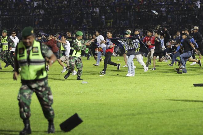 Estampida en un campo de fútbol de Indonesia (FOTO: EFE).
