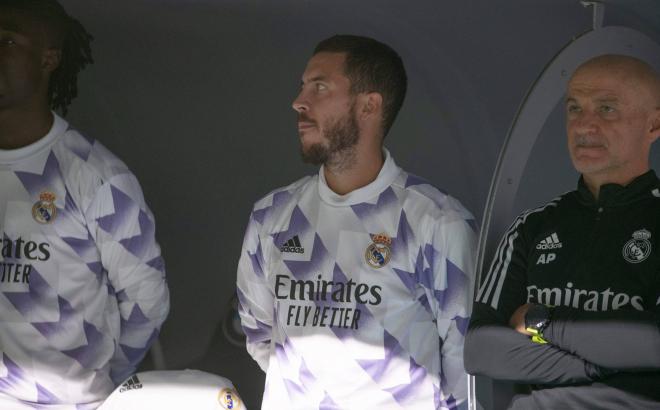 Hazard, en el banquillo del Santiago Bernabéu (Foto: Cordon Press).